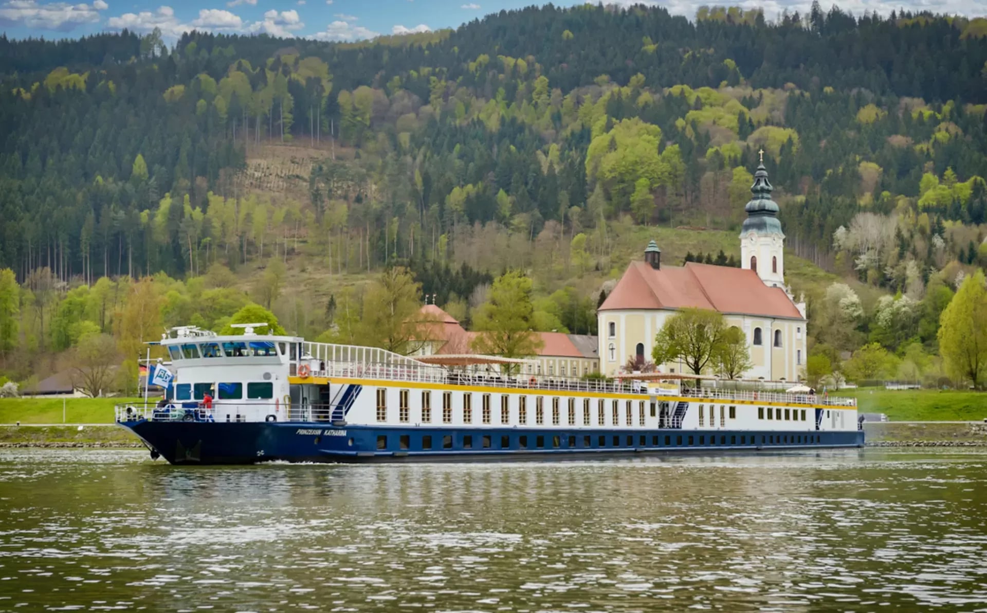 El MV Prinzessin Katharina navegando por el Danubio MV PRINZESSIN KATHARINA CRUISE SHIP MS PRINCESS KATERINA CRUCEMUNDO CRUCEROS FLUVIALES DANUBIO CRUCEROS ECONOMICOS RIVER CRUISES DANUBE RIVER CRUISES CRUCERO MERCADILLOS DE NAVIDAD EN EL DANUBIO DANUBE CHRISTMAS CRUISES #Crucemundo #CrucerosFluviales